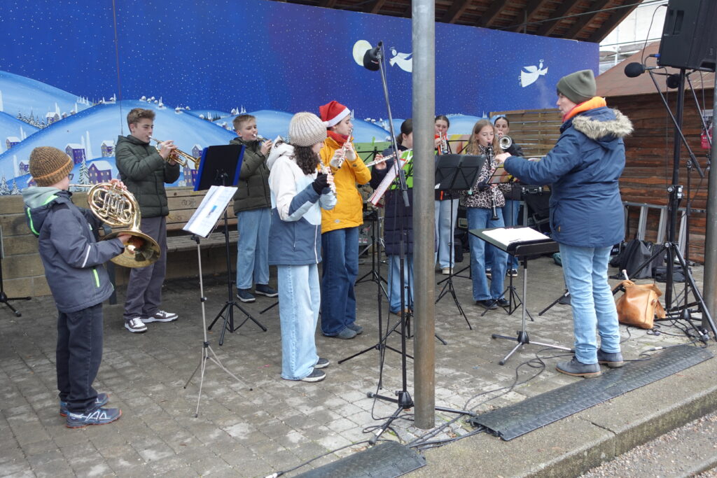 Jugend beim Weihnachtslieder spielen
